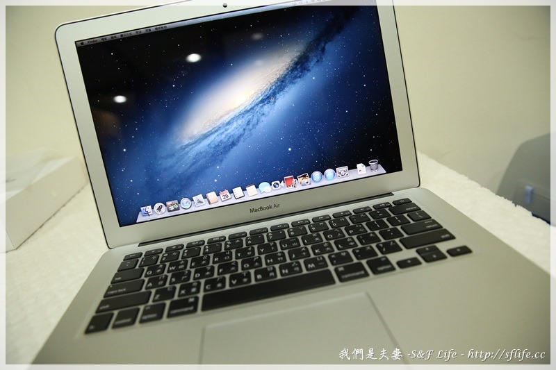 開箱《2013 MacBook Air》續航力提升價錢更親民搭配百貨週年慶購買，划算啦