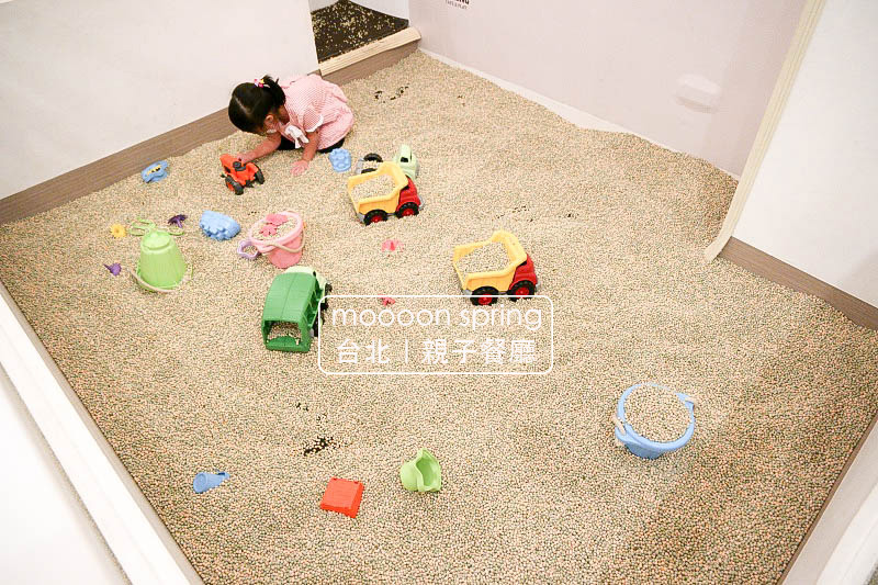 台北內湖親子餐廳《moooon spring cafe&play》讓孩子們玩瘋的決明子沙球池♡無毒安全