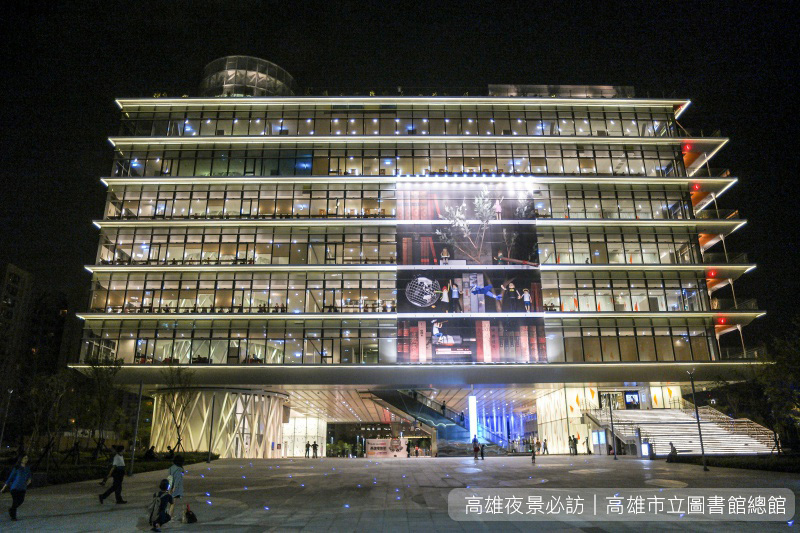 高雄夜拍必訪《高雄市立圖書館總館》頂樓一覽展覽館、中鋼和85大樓，來此享受五光十色的高雄之夜