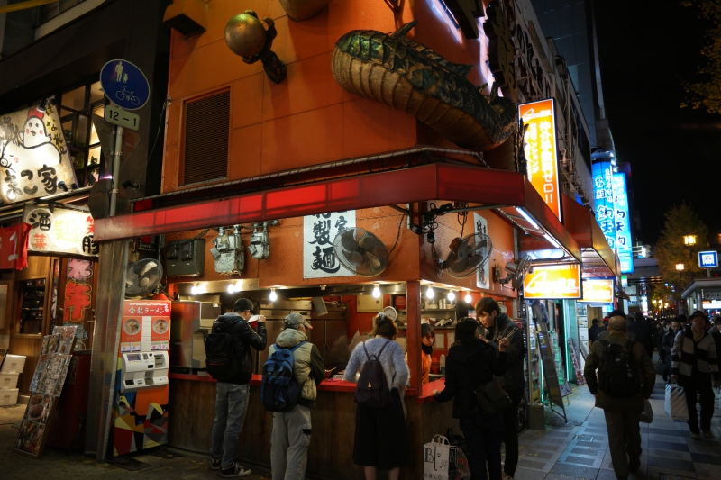 日本大阪《金龍拉麵》體會大阪男兒的霸氣，站著大口吃麵初體驗