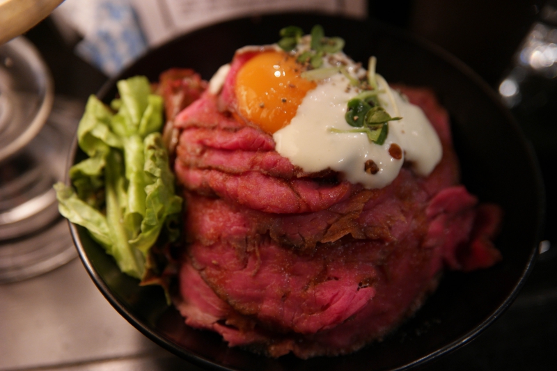 東京原宿必吃排隊美食，鮮嫩牛肉疊成小山的 RED ROCK 牛肉丼