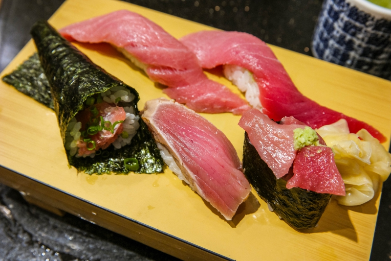 東京壽司推薦｜立吞每一口划算與美味的《梅丘-壽司の美利登》池袋總本店
